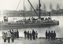 502003 Afbeelding van de berging van het na een aanvaring gezonken vrachtschip Merwede op het Amsterdam-Rijnkanaal bij ...